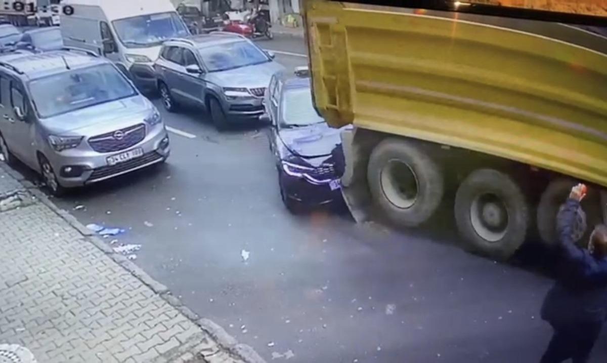 İstanbul&rsquo;da hafriyat kamyonu dehşeti kamerada