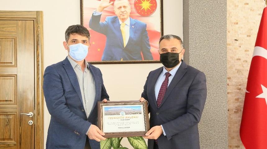 Başkan Cabbar&rsquo;dan İl Tarım Ve Orman M&uuml;d&uuml;rl&uuml;ğ&uuml;&rsquo;ne atanan K&uuml;rşat Kaliber&rsquo;e teşekk&uuml;r plaketi