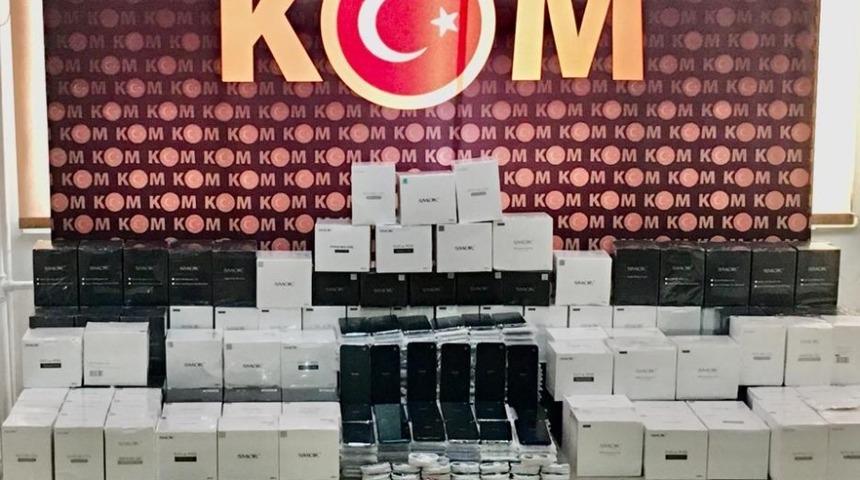 Eve operasyonda binlerce ka&ccedil;ak malzeme bulundu