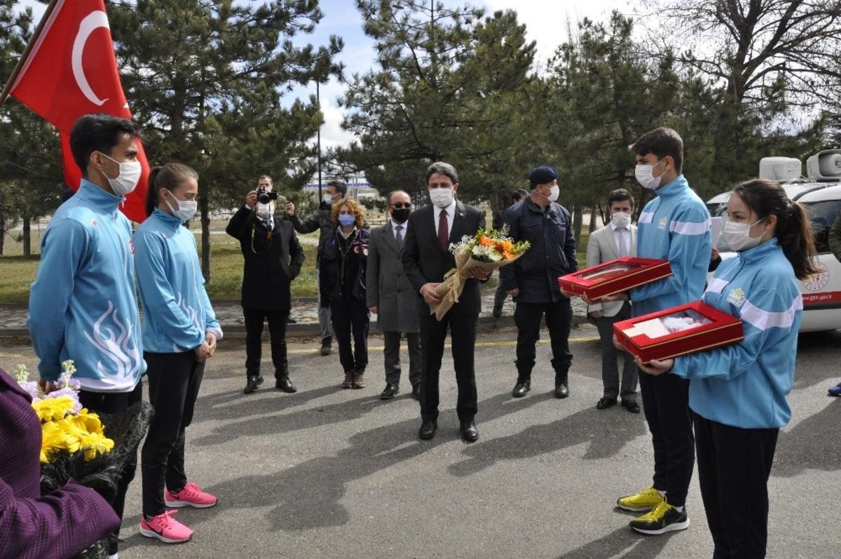 &Ccedil;anakkale&rsquo;den Ankara&rsquo;ya giden &lsquo;Kutsal Emanetler&rsquo; Eskişehir&rsquo;de el değiştirdi