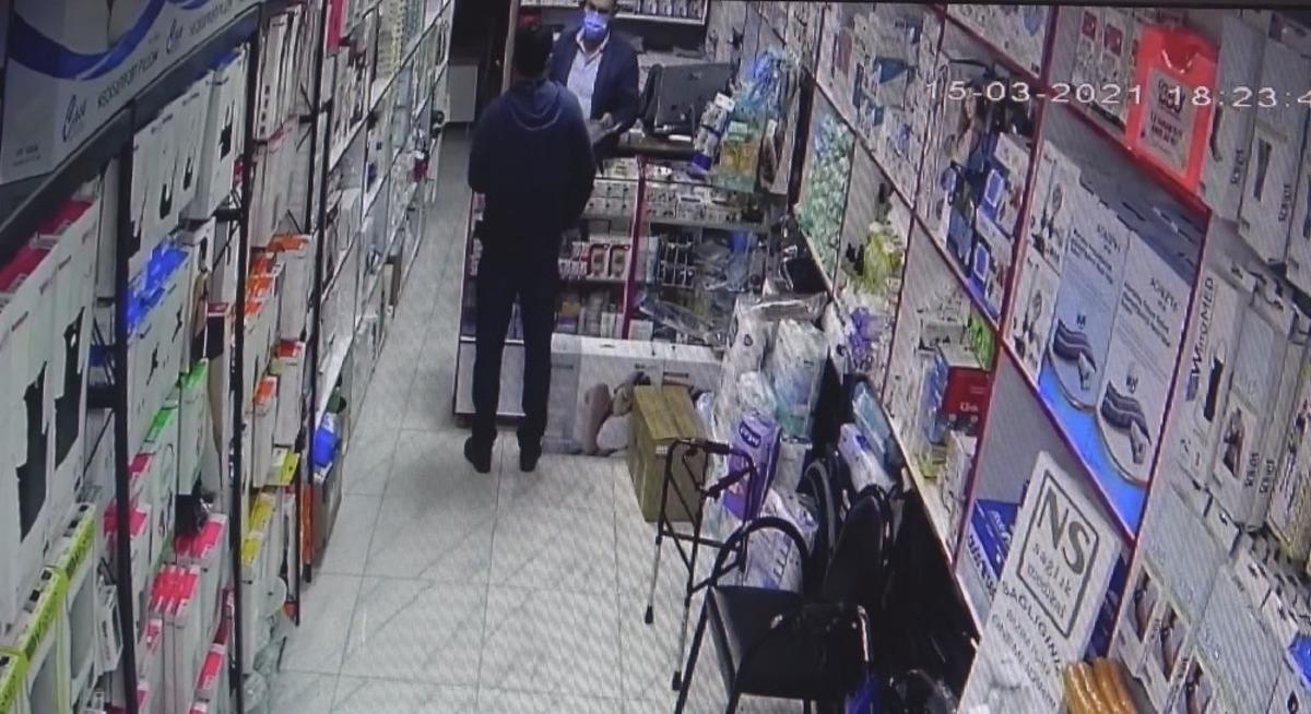 Nedeni anlaşılamadı, masanın &uuml;zerindeki ara&ccedil; anahtarını alıp kayıplara karıştı