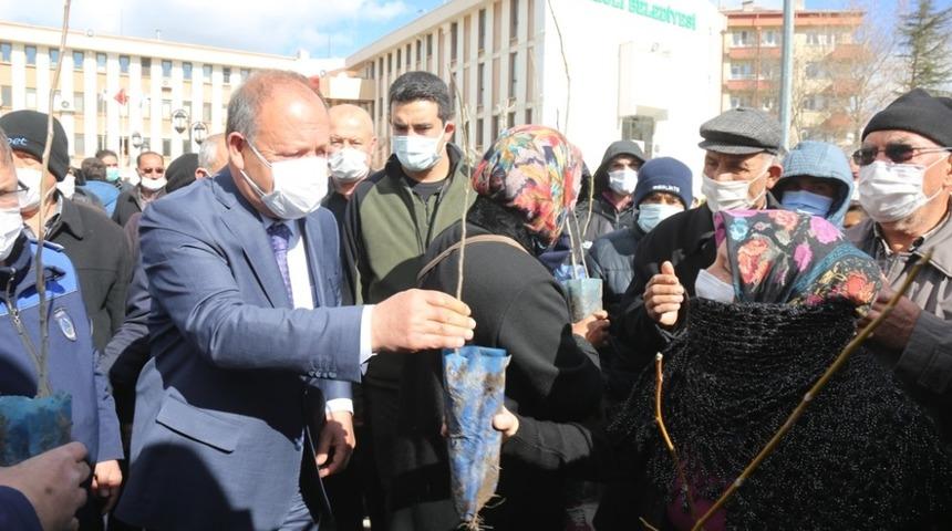 Ereğli Belediyesi’nden vatandaşlara 30 bin fidan