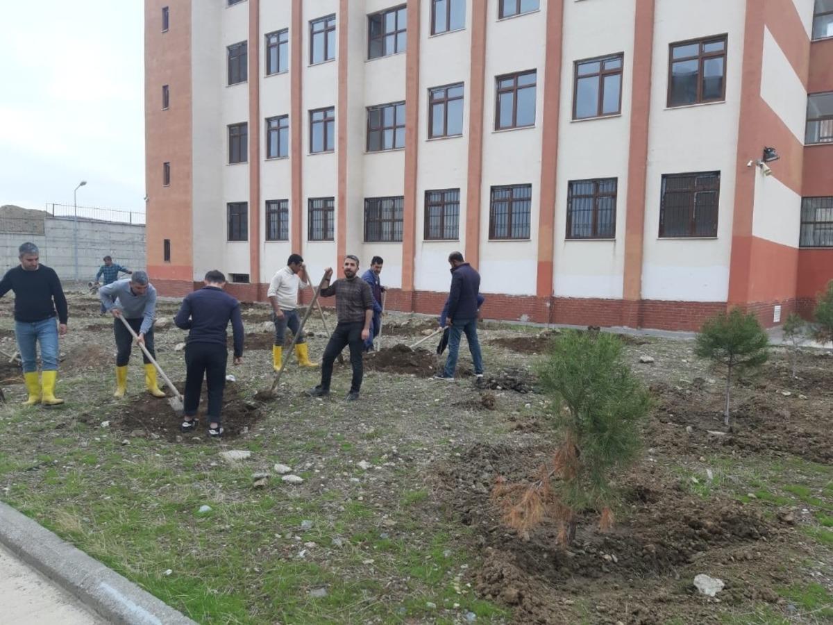 Kulp&rsquo;ta İmam Hatip Lisesi bah&ccedil;esine 150 adet dut fidanı dikildi