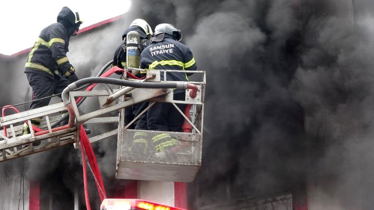 Samsun&rsquo;da dış cephe yalıtım imalathanesi alev alev yandı