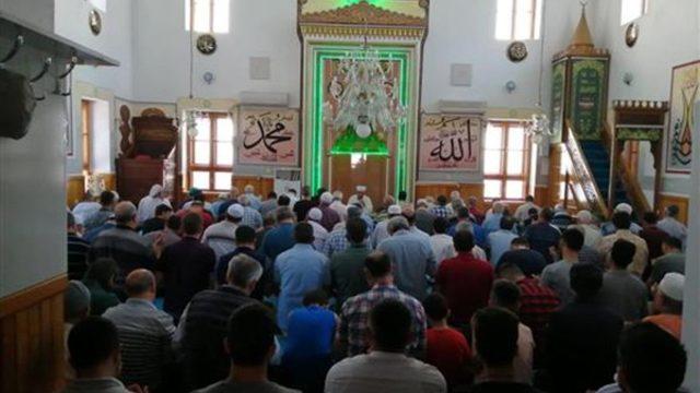 Bilecik’te cami cemaati İdlib’e briket ev bağışladı