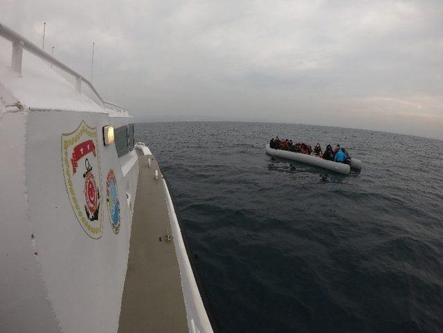 Ayvalık&rsquo;ta T&uuml;rk kara sularına itilen 44 m&uuml;lteci kurtarıldı 1