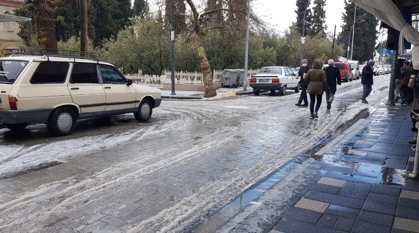 G&ouml;rdes&rsquo;te kar yağışı etkili oldu