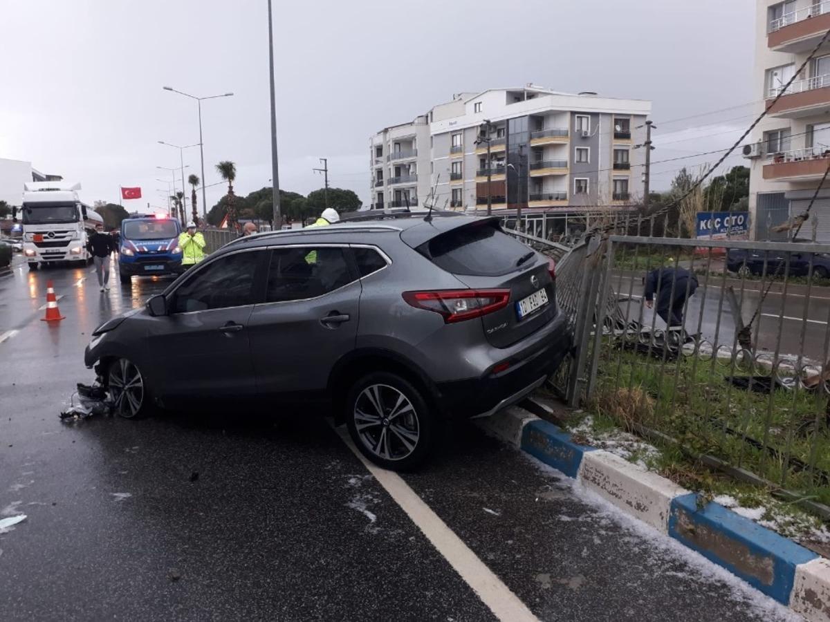 İzmir&rsquo;de dolu yağışı yolları kayganlaştırdı, kazalar ardı ardına geldi