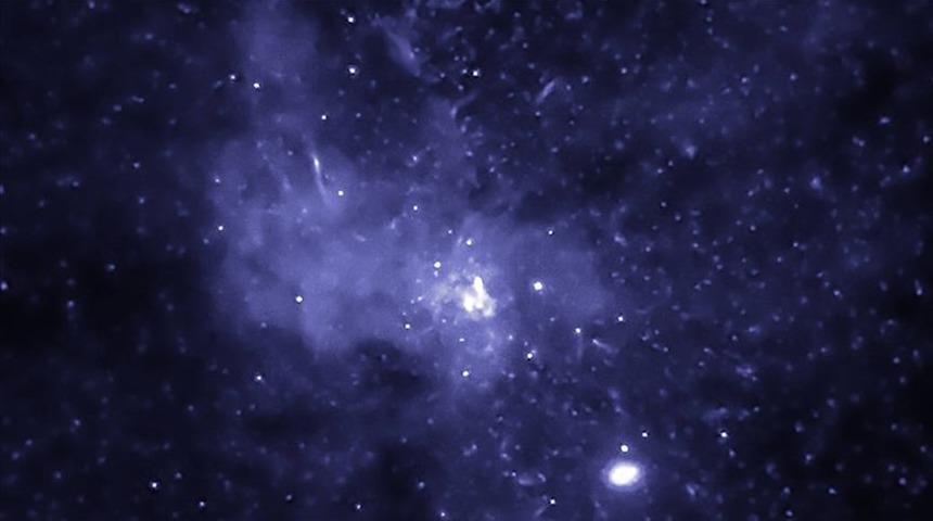 Devasa bir kara deliğin saatte yaklaşık 177 bin kilometre hızla uzayda yol aldığı keşfedildi