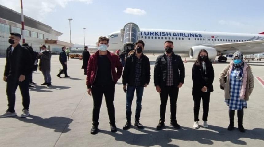 Hakkarili gen&ccedil;ler gezi i&ccedil;in İstanbul&rsquo;a uğurlandı