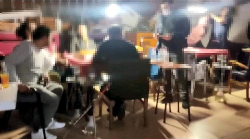 Kafe i&ccedil;inde nargile ile okey keyfi yapanlar baskında yakalandı