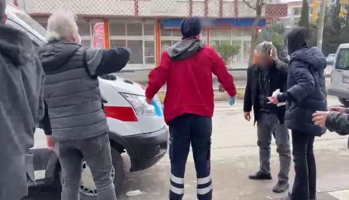 Yolda y&uuml;r&uuml;d&uuml;ğ&uuml; esnada sopalı saldırıya uğradı