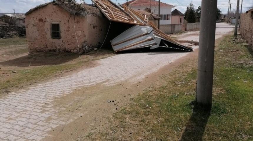 G&uuml;ny&uuml;z&uuml; il&ccedil;esinde şiddetli r&uuml;zg&acirc;r nedeniyle &ccedil;atılar u&ccedil;tu