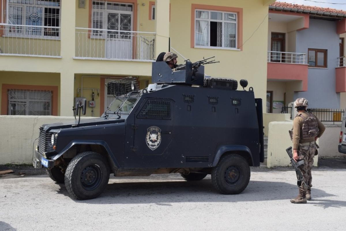 Aranan ş&uuml;pheli, polise ateşle karşılık verdi