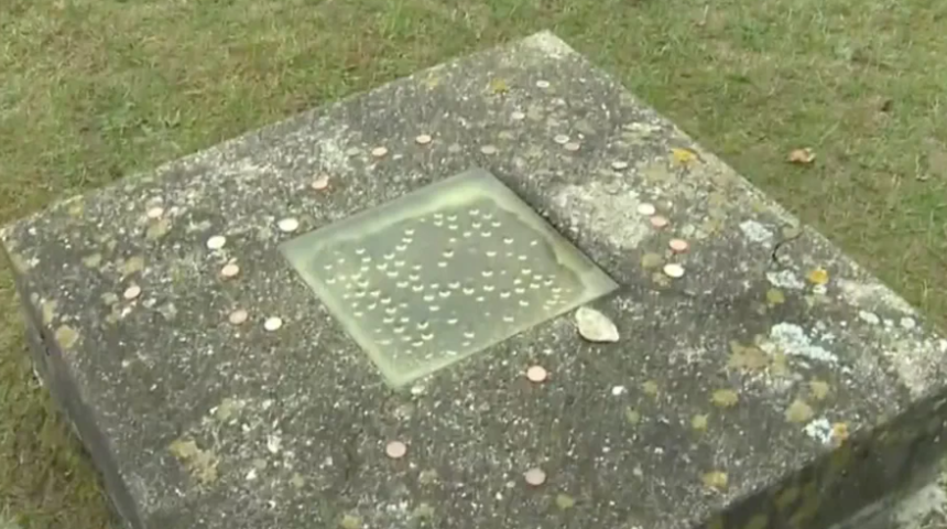 Pencereli mezarın ardındaki &uuml;rk&uuml;t&uuml;c&uuml; hikaye! Camdan bakıldığında g&ouml;r&uuml;l&uuml;yordu, ellerinde ziller var