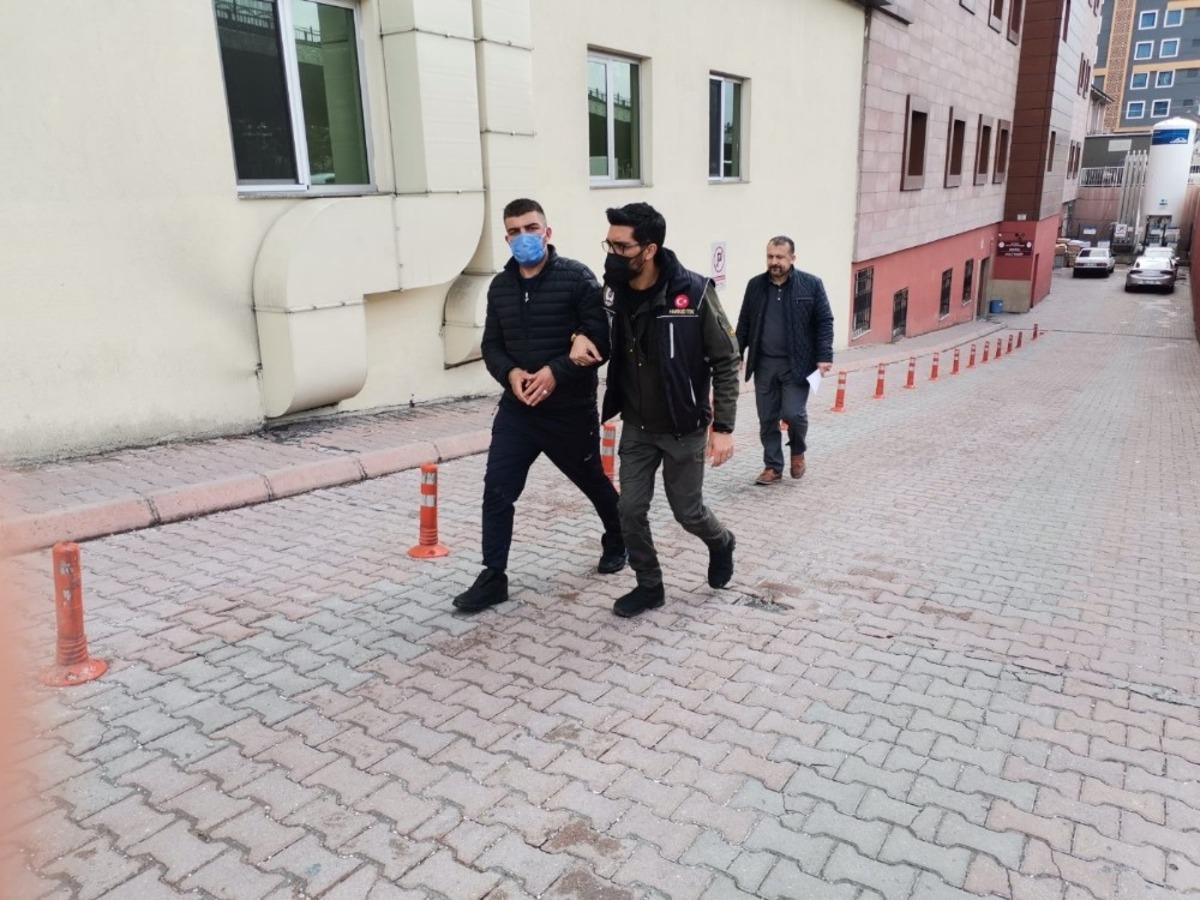 Polis otosuna &ccedil;arpıp ka&ccedil;arken 1 kilo uyuşturucuyu tarlaya atan baba ve oğlu yakalandı