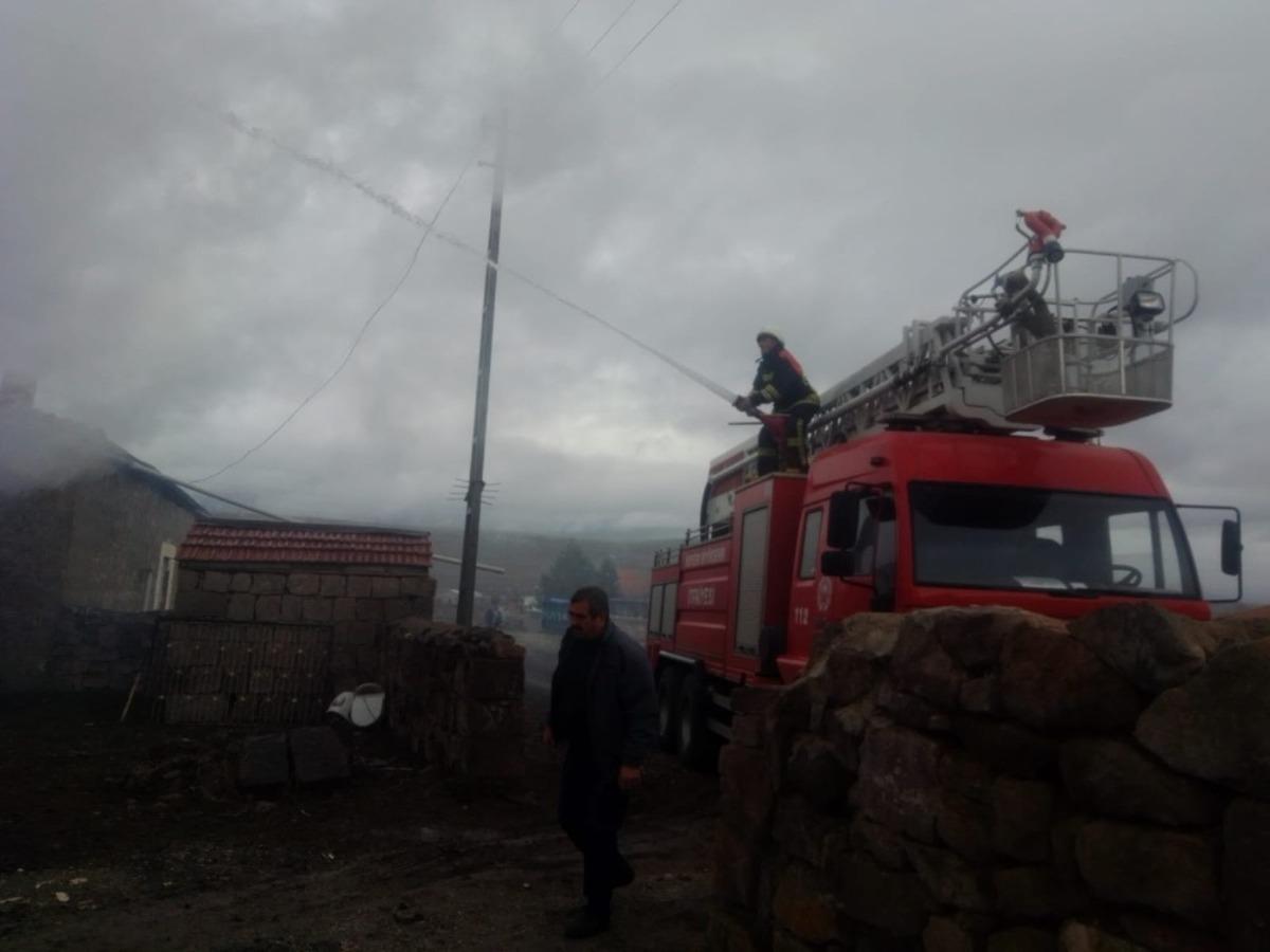 Tomarza&rsquo;daki yangında ev kullanılamaz hale geldi