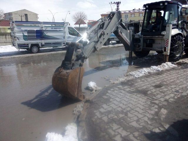 Çaldıran Belediyesinden kar suyu temizleme mesaisi