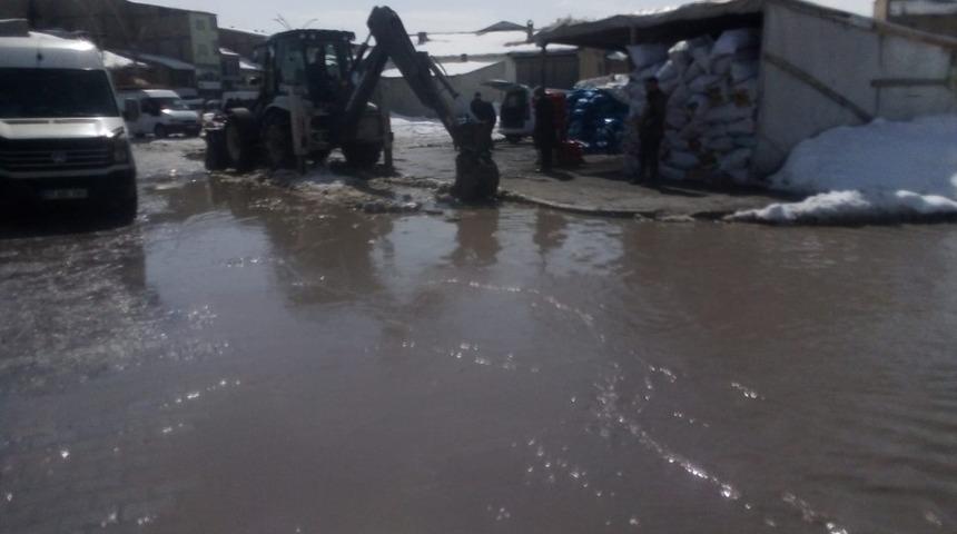 Çaldıran Belediyesinden kar suyu temizleme mesaisi