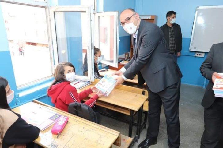 Çukurca Belediyesinden lise öğrencilerine kaynak kitap desteği G1