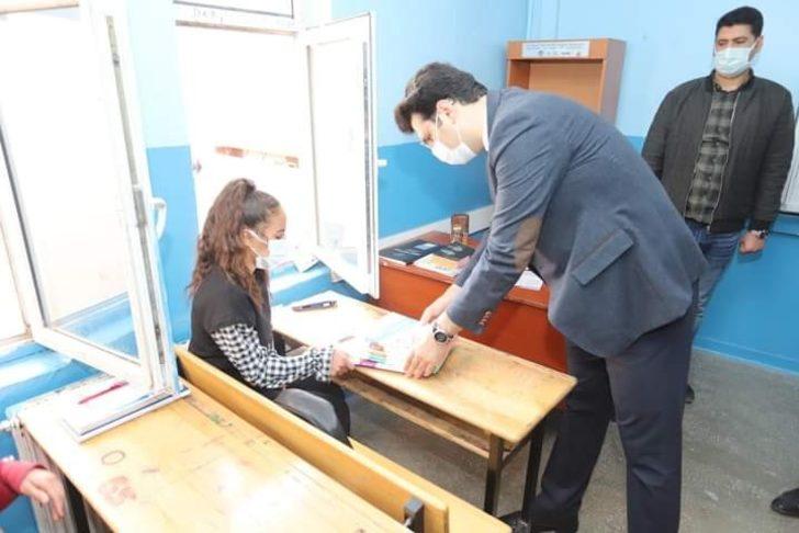 Çukurca Belediyesinden lise öğrencilerine kaynak kitap desteği G3