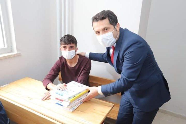 Çukurca Belediyesinden lise öğrencilerine kaynak kitap desteği G4