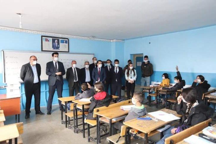 Çukurca Belediyesinden lise öğrencilerine kaynak kitap desteği G5