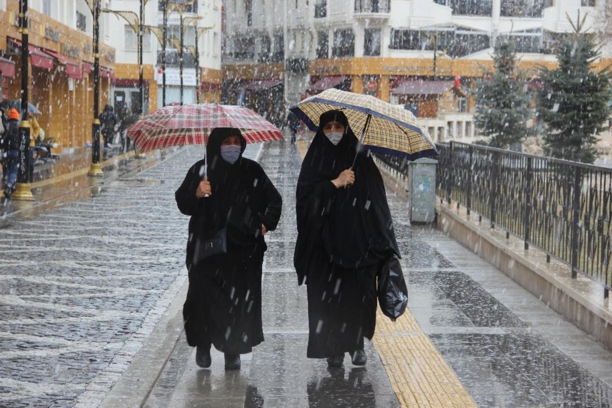 Mart ayında yağan lapa lapa kar g&uuml;zel g&ouml;r&uuml;nt&uuml;ler oluşturdu, y&uuml;ksek kesimler beyaza b&uuml;r&uuml;nd&uuml;