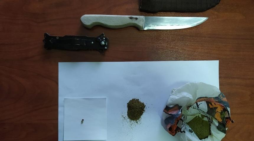 Polisin ş&uuml;phe &uuml;zerine durdurduğu otomobilde esrar &ccedil;ıktı