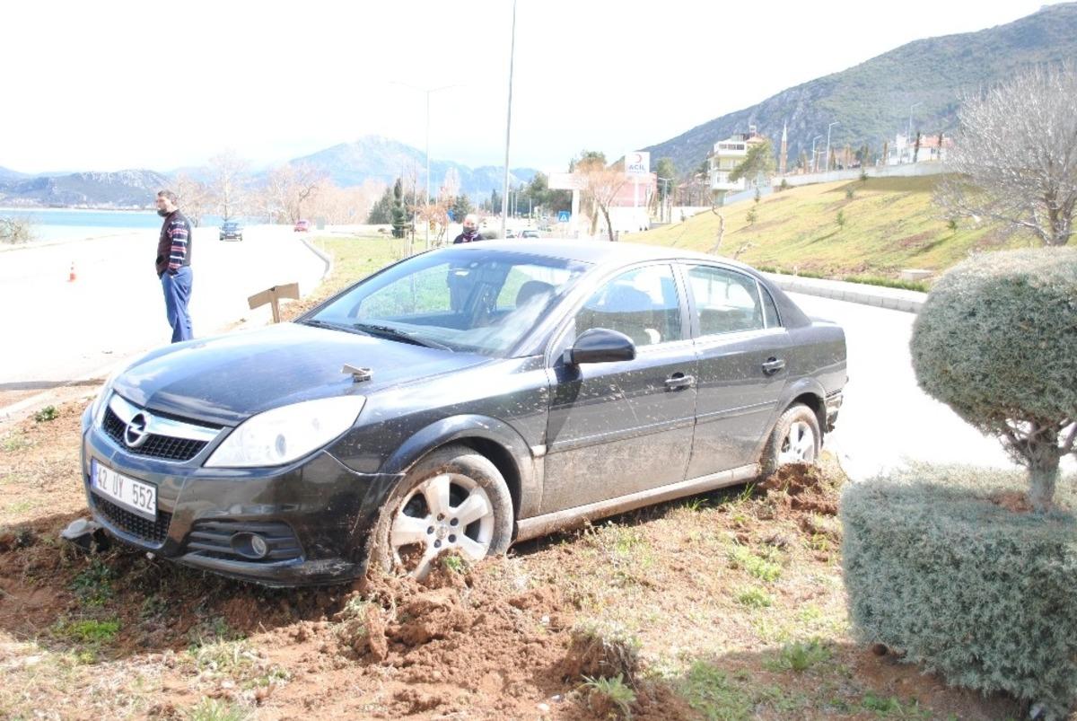 Direksiyon hakimiyetini kaybeden s&uuml;r&uuml;c&uuml; orta ref&uuml;je &ccedil;ıktı