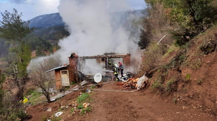 Kaçak elektrik kullandığı için elektriği kesilince evini yaktı