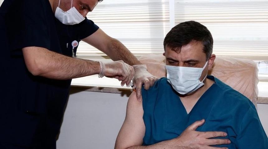 Vali &Ccedil;ift&ccedil;i, ikinci doz aşısını oldu