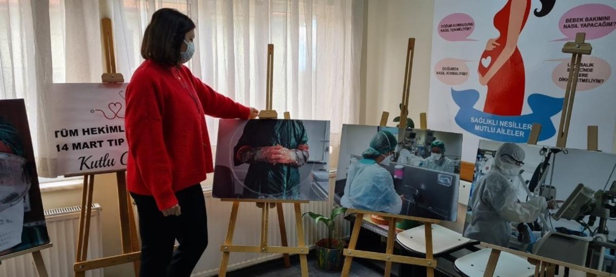 Kadın doktor hastane koridorunda pandemi de yaşananları a&ccedil;tığı sergi ile anlattı