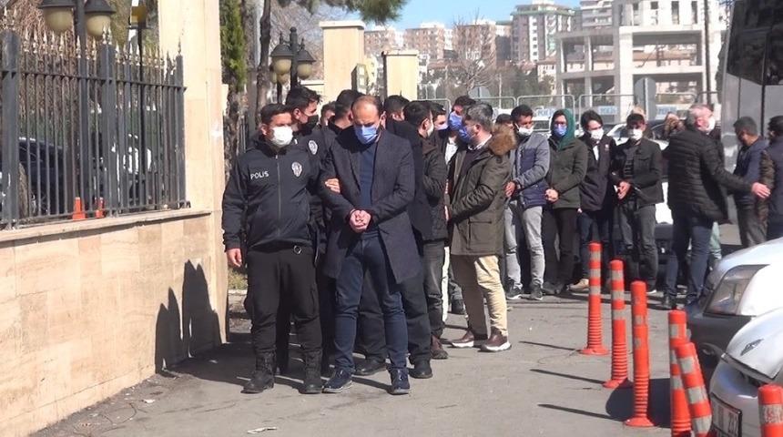 Şanlıurfa merkezli FET&Ouml; operasyonunda yakalanan 35 ş&uuml;pheliden 8&acute;i tutuklandı