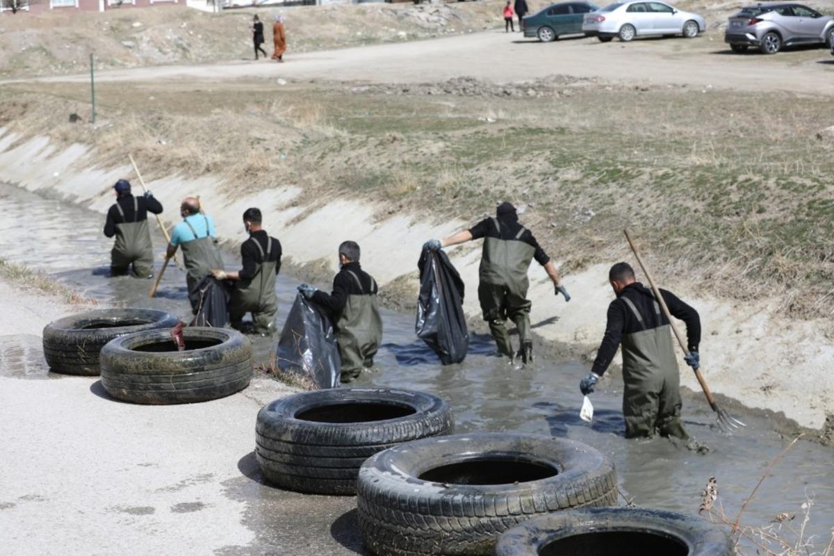 Tarihi Şamran Kanalı&rsquo;nda temizlik &ccedil;alışması