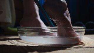 Mumsu dokuyu ovalayın ama dikkat! Ayakta deri sertleşmesinin sebepleri