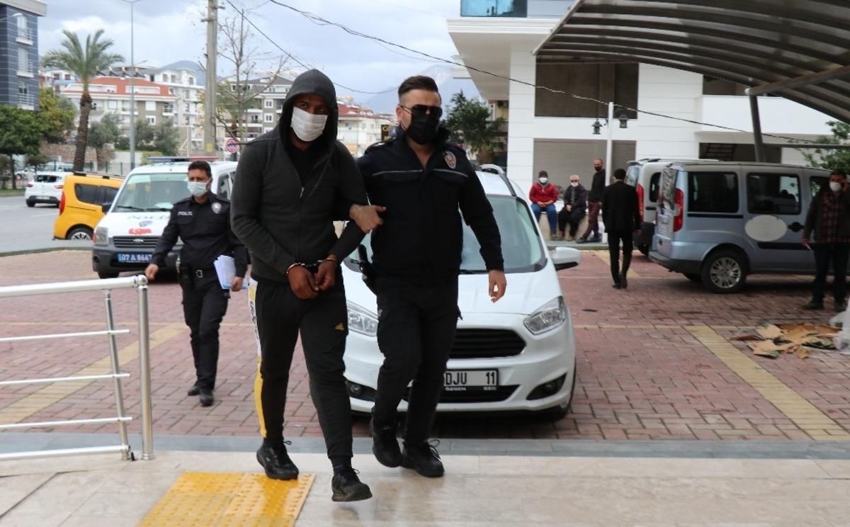 Otelden &ccedil;aldığı eşyaları &ccedil;uvala koyup sırtlarken kameralara yakalandı