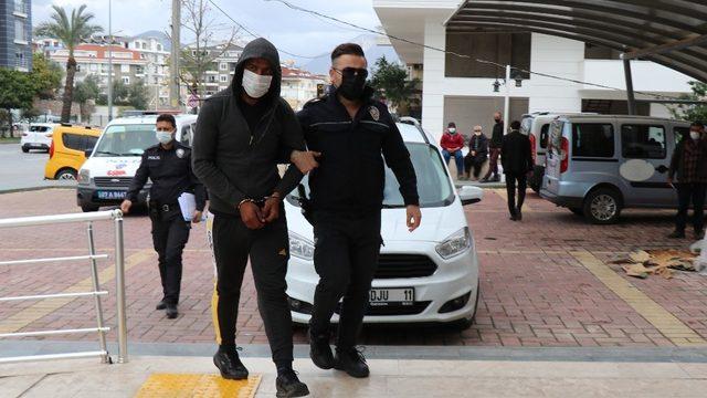 Otelden çaldığı eşyaları çuvala koyup sırtlarken kameralara yakalandı