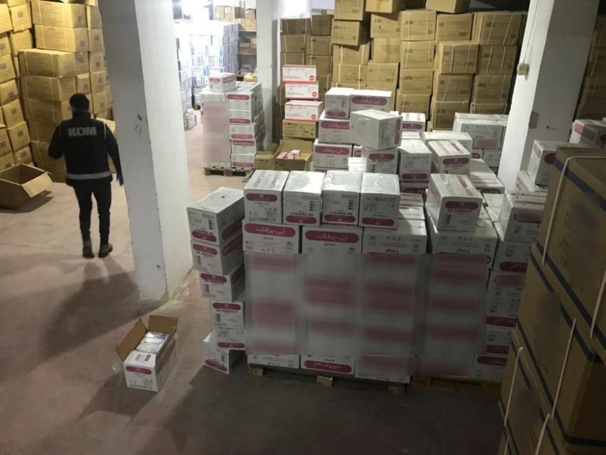 Antalya&rsquo;da 977 bin adet g&uuml;mr&uuml;k ka&ccedil;ağı cerrahi eldiven ele ge&ccedil;irildi