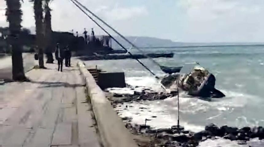 Bodrum'da fırtına! Etkisini giderek artırdı, yelkenli karaya oturdu