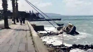 Bodrum'da fırtına! Etkisini giderek artırdı, yelkenli karaya oturdu