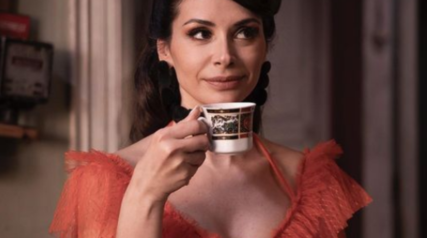 Sert bir şekilde eleştirilen ‘9 Kere Leyla’ filminden sonra Ezel Akay yeni projesinin müjdesini verdi