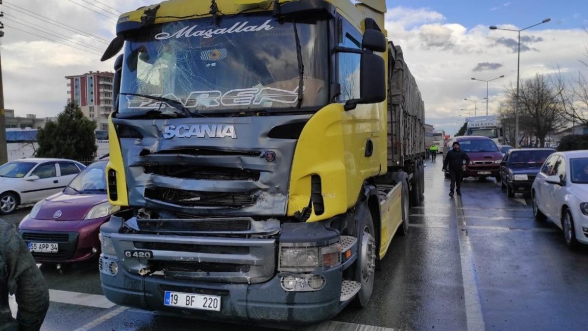 &Ccedil;arşamba&rsquo;da iki tır &ccedil;arpıştı: 1 yaralı