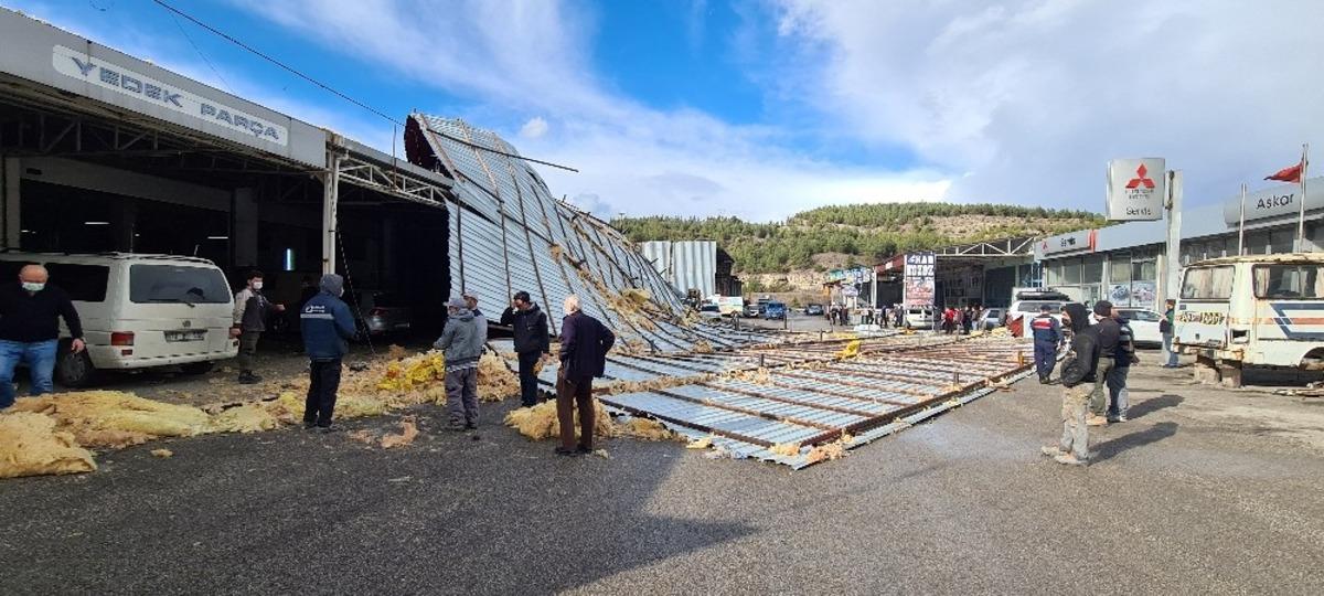 Fırtına &ccedil;atıları u&ccedil;urdu, 4 ara&ccedil; zarar g&ouml;rd&uuml;