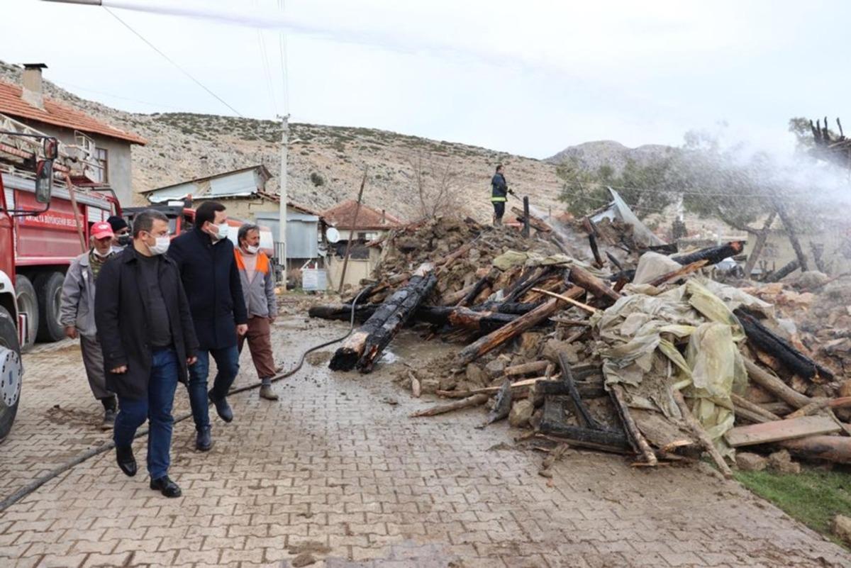 Kaymakamlıktan evi yanan ve hayvanları telef olan ailelere 65 bin liralık destek