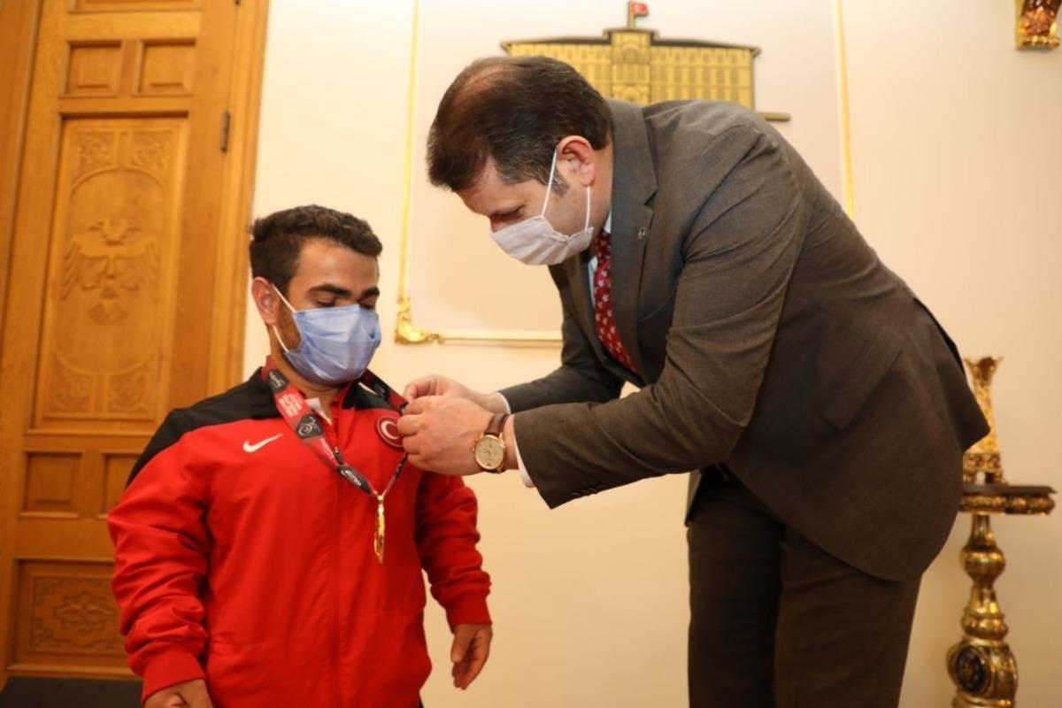 D&uuml;nya şampiyonu &lsquo;Minik Herk&uuml;l&rsquo; altınla &ouml;d&uuml;llendirildi