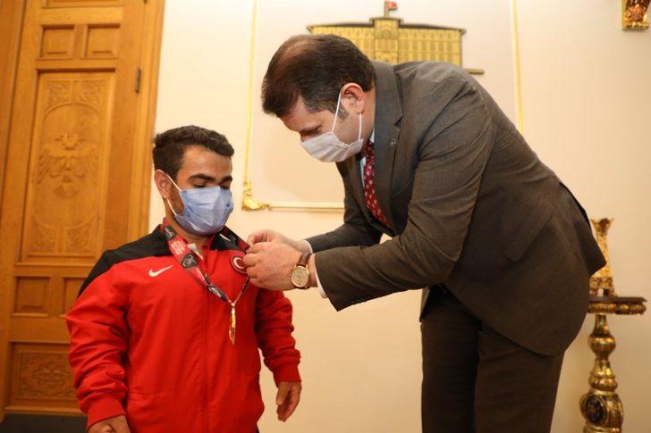 Dünya şampiyonu ‘Minik Herkül’ altınla ödüllendirildi G1