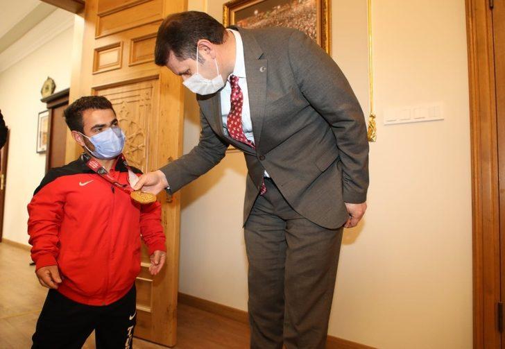 Dünya şampiyonu ‘Minik Herkül’ altınla ödüllendirildi G2