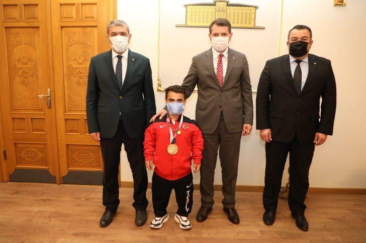 Dünya şampiyonu ‘Minik Herkül’ altınla ödüllendirildi G3