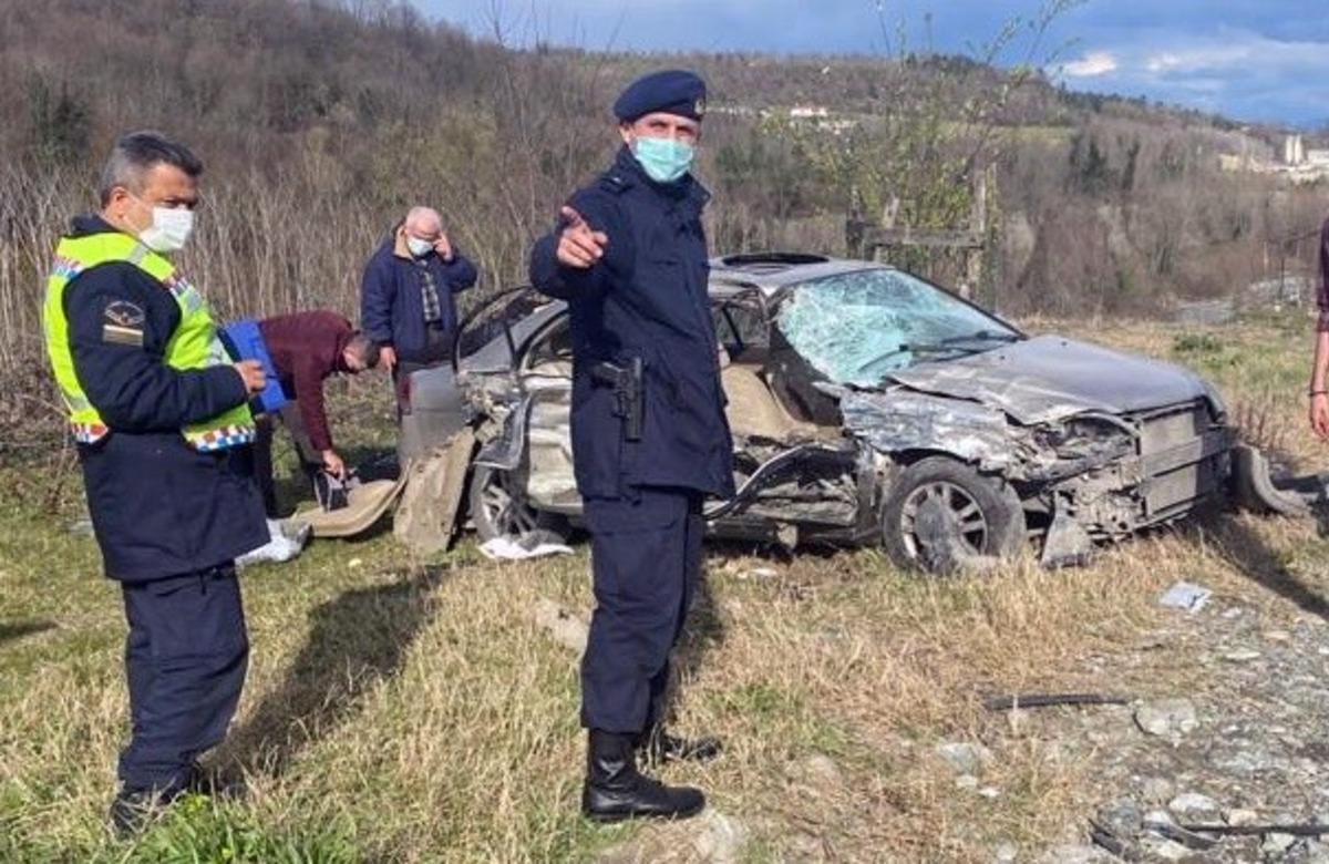 Otomobil ile pikabın kafa kafaya &ccedil;arpıştığı kaza kamerada